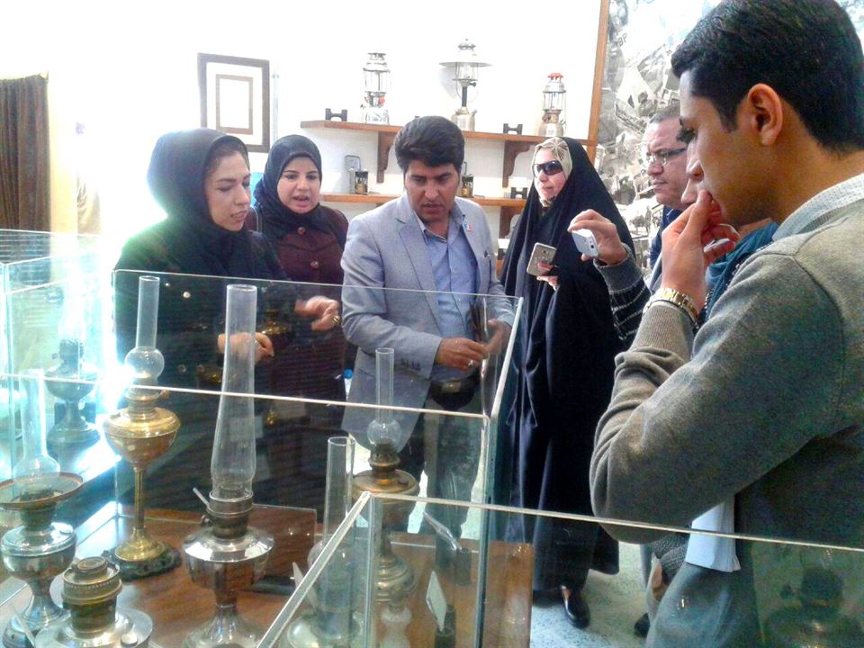 بازدید دانشجویان بصره از موزه بنزین خانه آبادان