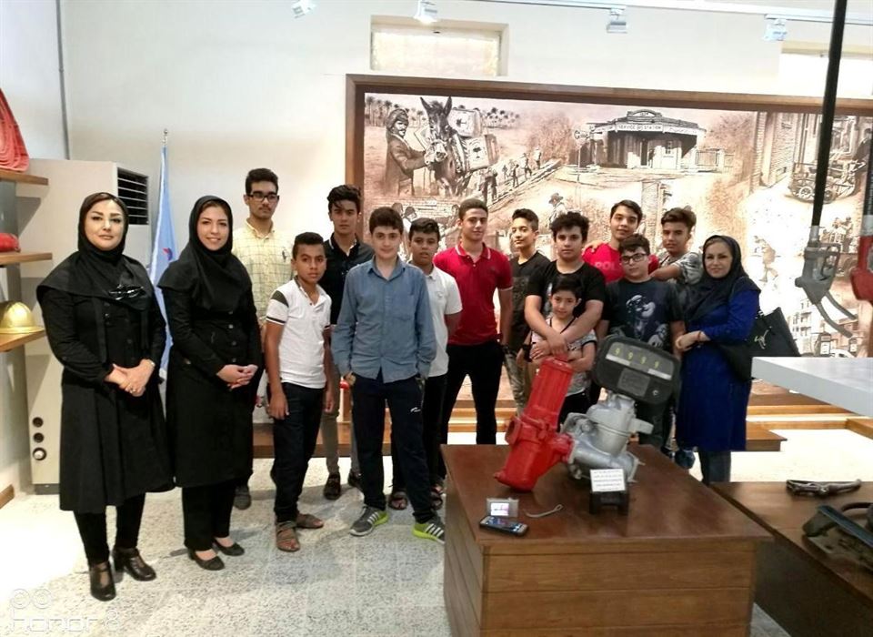 بازدید دانش آموزان از موزه بنزین خانه آبادان