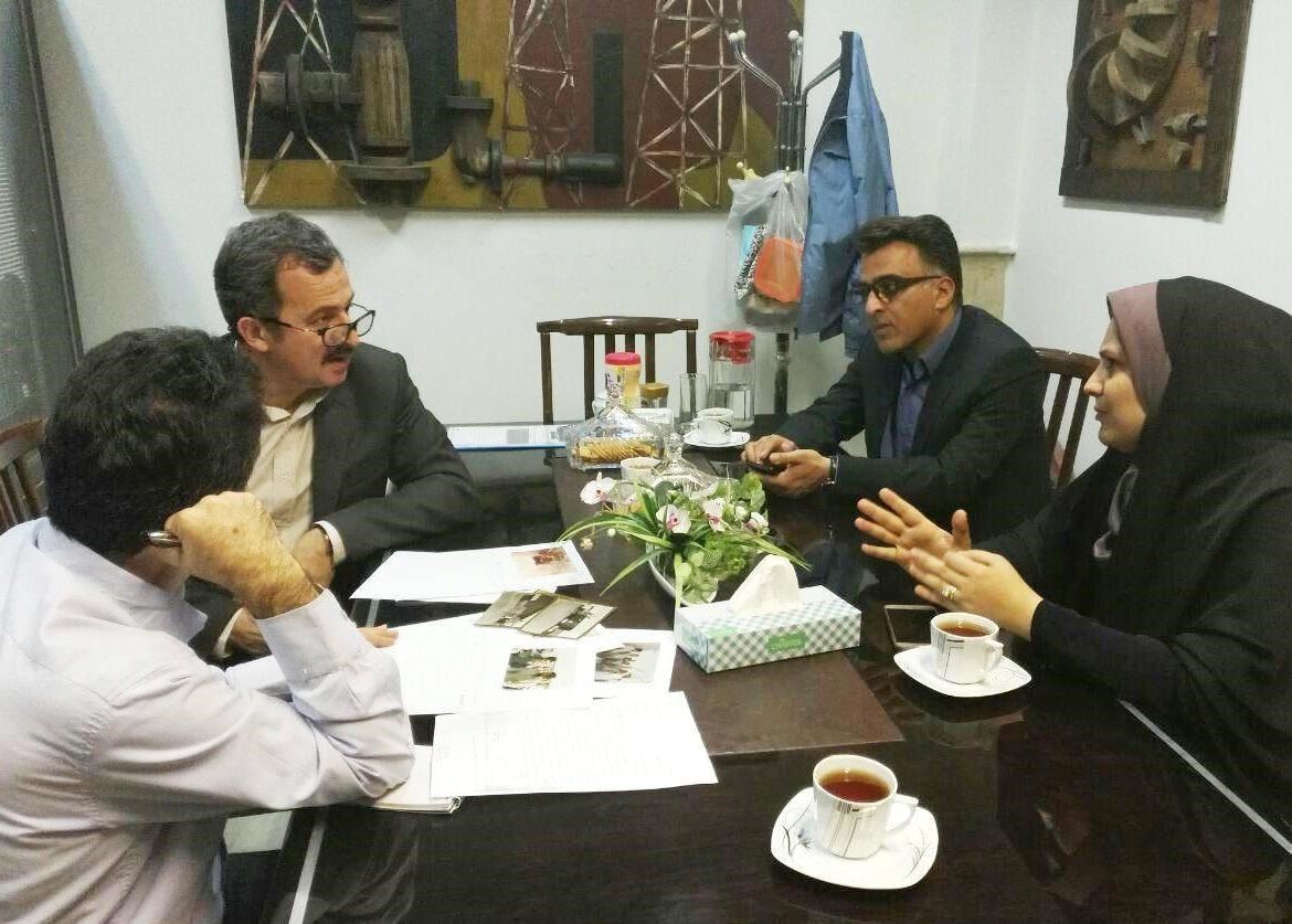 تصاوير و اسنادي از تاريخ پخش به موزه نفت اهدا شد