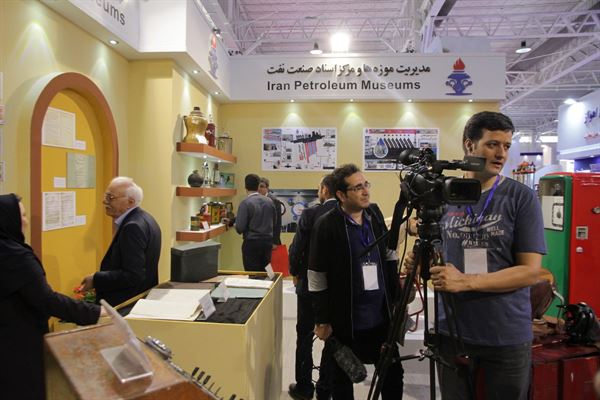 Reporters at Tehran Oil Show 