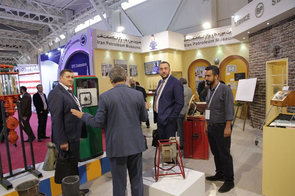 استقبال خارجی ها از غرفه موزه نفت در نمایشگاه