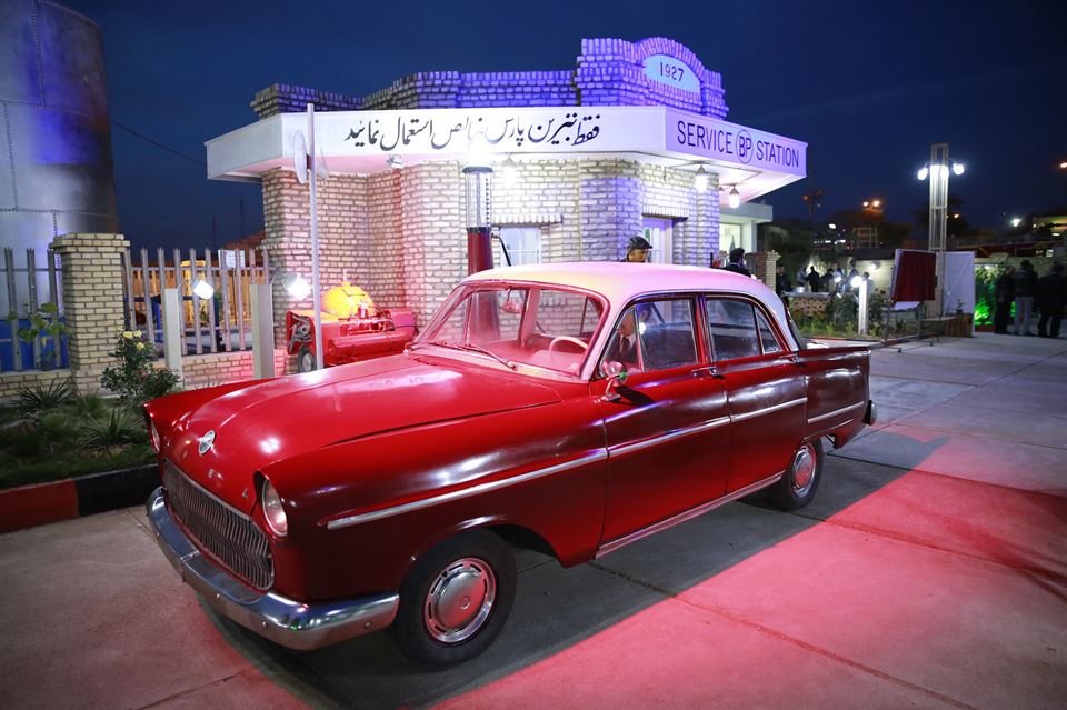 خودرو دهه 60 ميلادي در موزه پمپ بنزين آبادان 