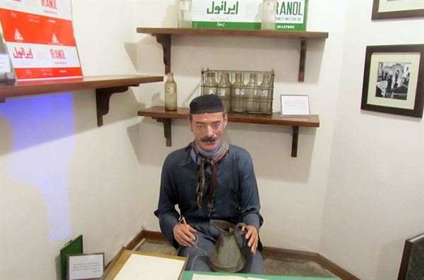 فروشنده سوخت در موزه بنزین‌خانه آبادان