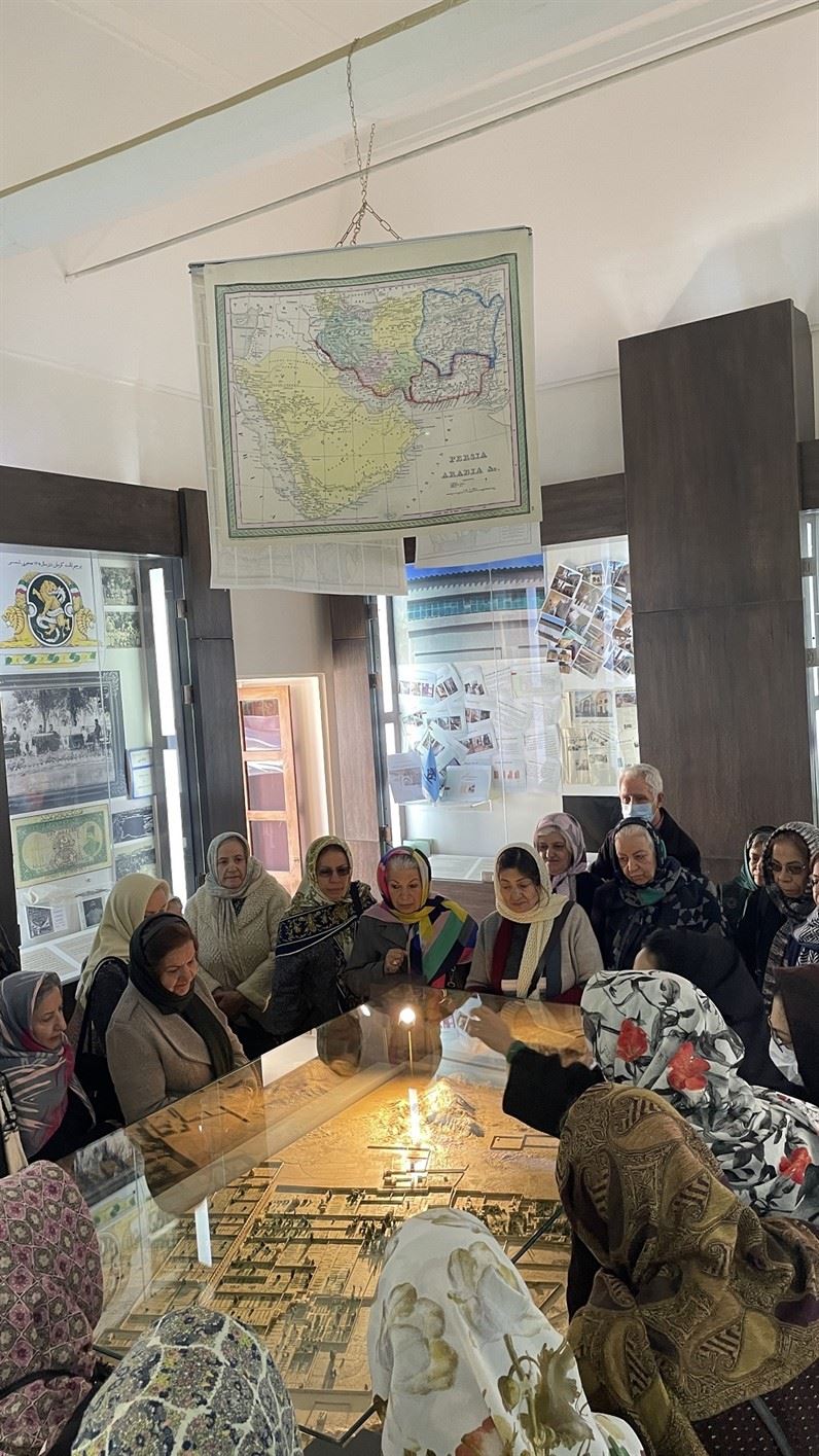 بازدید جمعی موسسه خیریه اردشیر همتی از موزه نفت سوزها