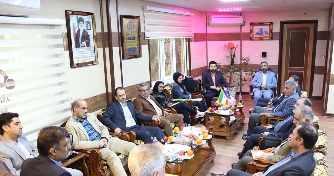 گفت‌وگوی سرپرست مدیریت موزه‌ها ومرکز اسناد صنعت نفت با مدیران پالایش ‌و پخش فراورده های نفتی آبادان 