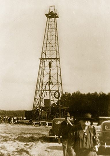 The A.R. Jackson No. 1 well in 1944 revealed an Alabama oilfield near the Mississippi border. Photo courtesy Hunt Oil Co.