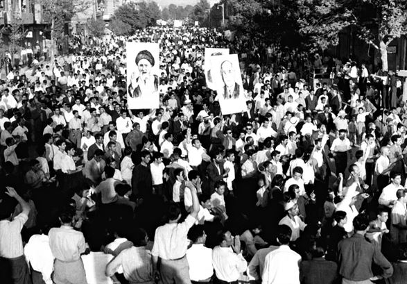 تظاهرات مردم تهران در پشتیبانی از قانون ملی شدن صنعت نفت در سال 1330