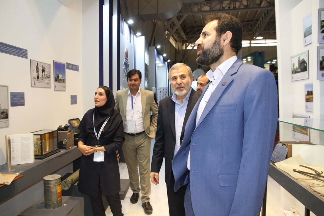 بازدید رضا نوشادی، مدیرعامل شرکت مهندسی و توسعه گاز ایران از غرفه مدیریت مرکز اسناد موزه نفت