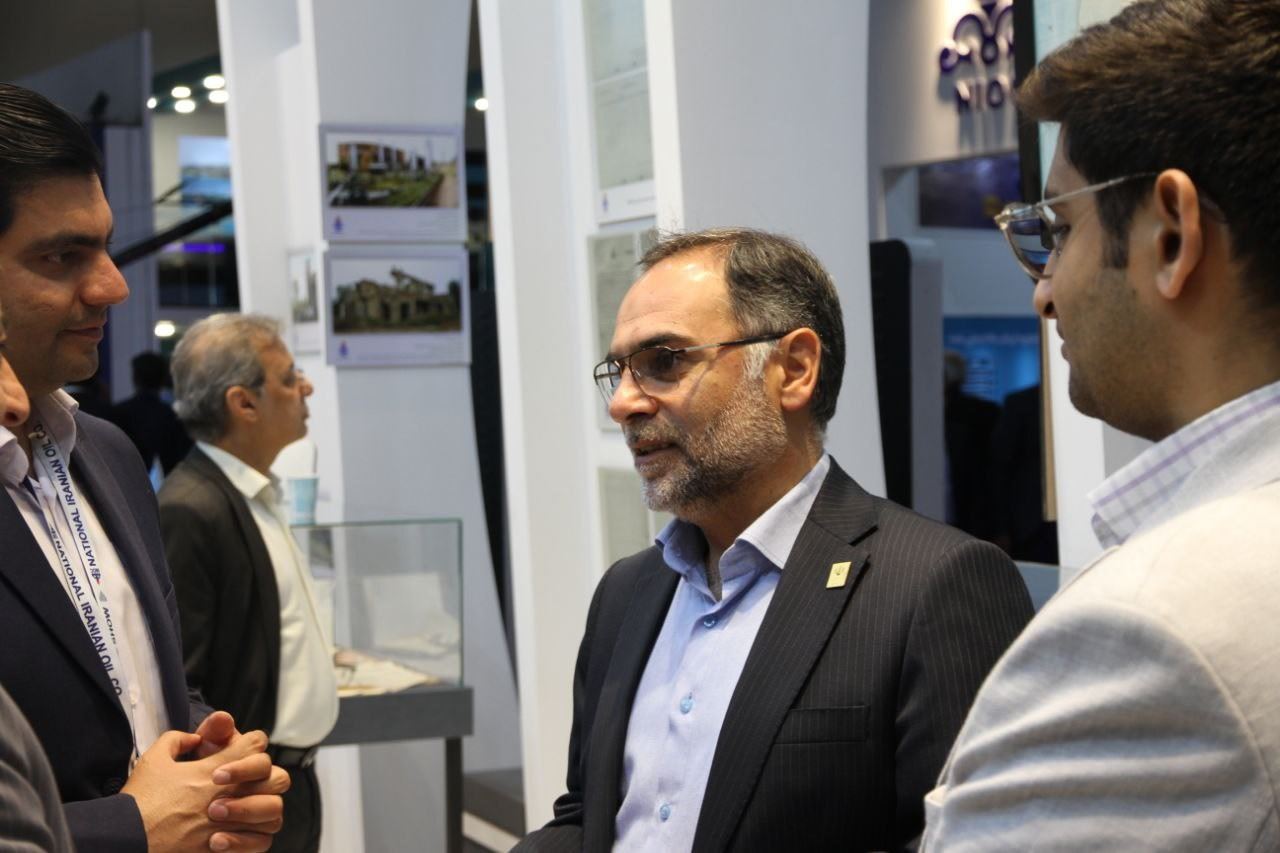 The Director General of Human Resources of the Ministry of Oil visited the booth of the management of the museums and documents center of the oil industry