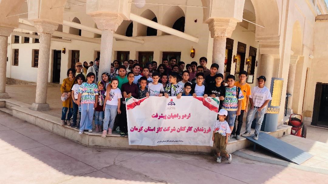 بازدید فرزندان کارکنان شرکت گاز و دوچرخه‌سواران از موزه نفت کرمان 