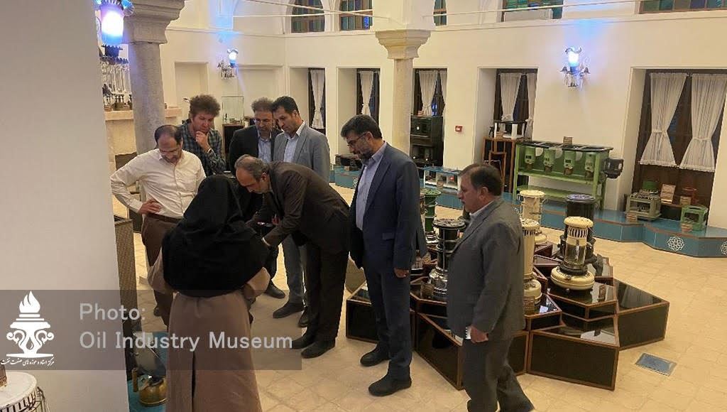  بازدید مدیر پخش فرآورده‌های نفتی کرمان و هیئت همراه از موزه نفت‌سوزها 