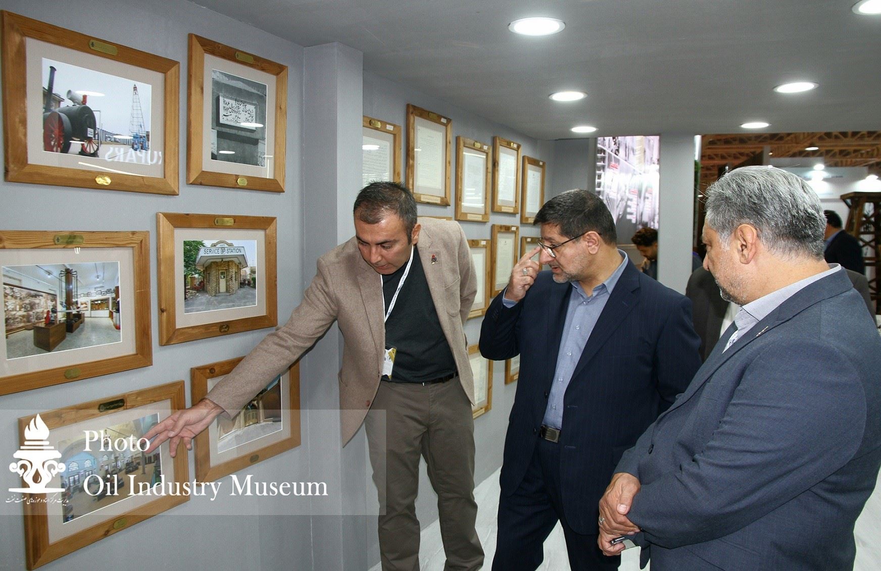 بازدید معاون امور حقوقی و مجلس وزارت نفت از غرفه مدیریت مرکز اسناد 