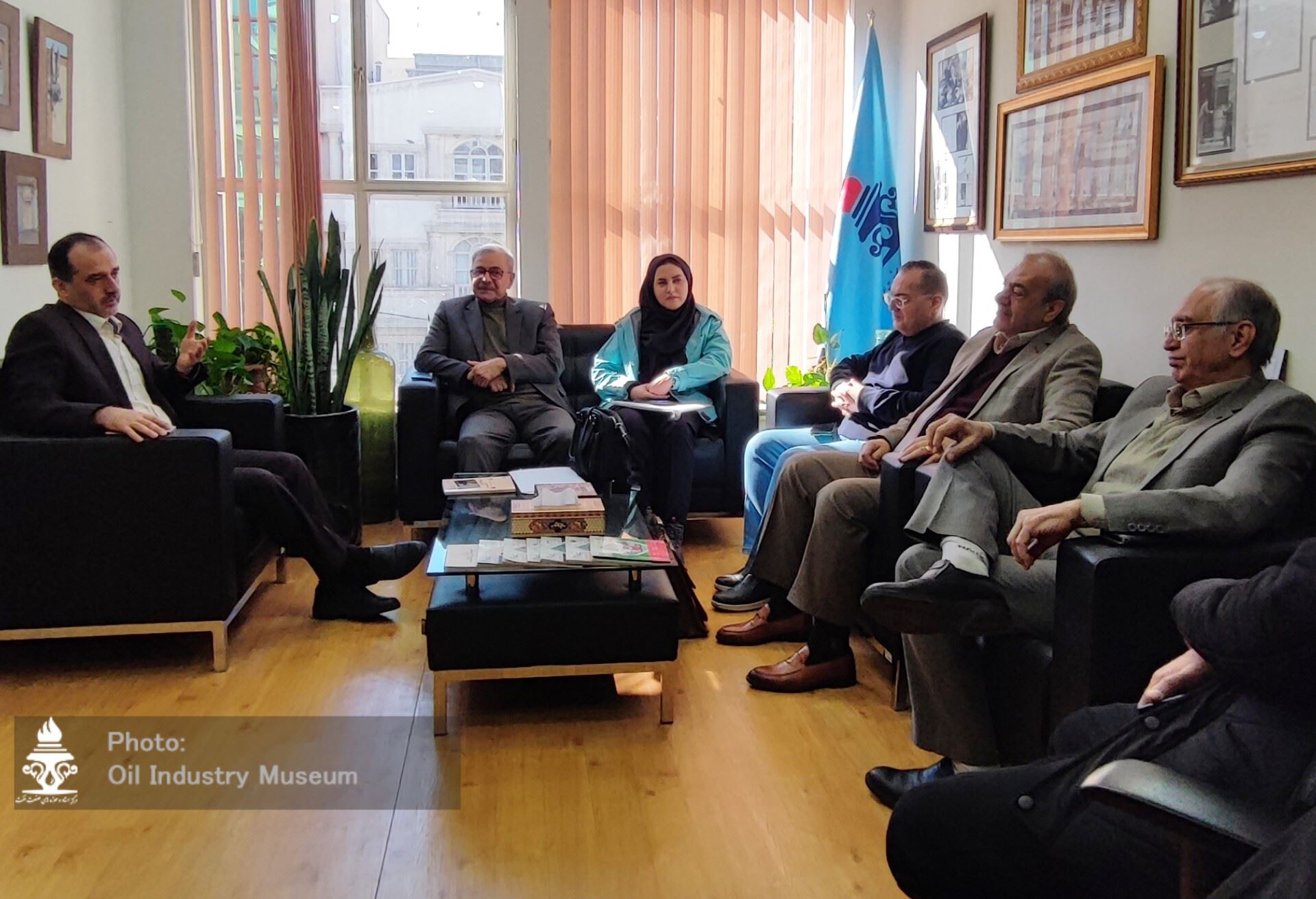 بررسی نقش روابط عمومی در ثبت و ضبط تاریخ صنعت نفت
