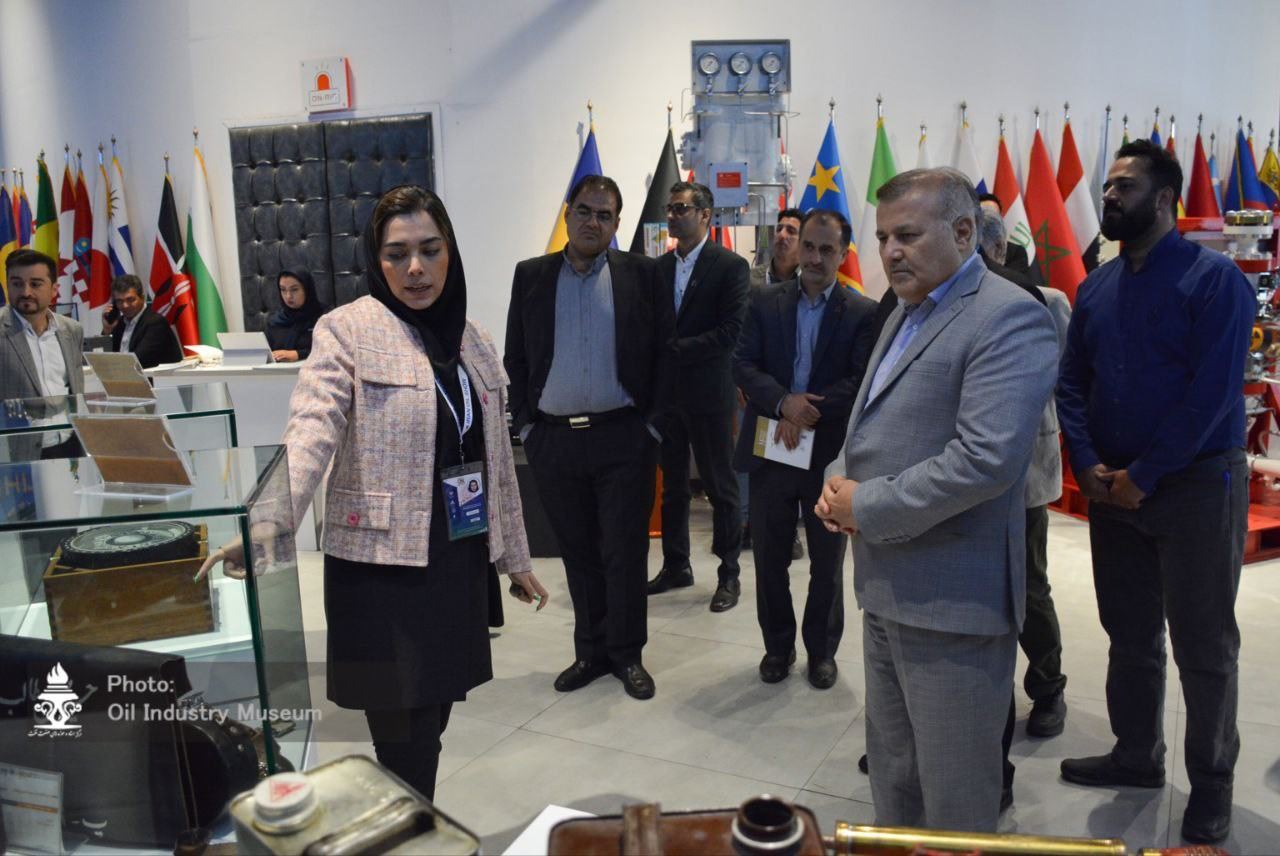 بازدید دستیار وزیر نفت از غرفه مرکز اسناد و موزه‌های صنعت نفت در نمایشگاه بین‌المللی نفت تهران